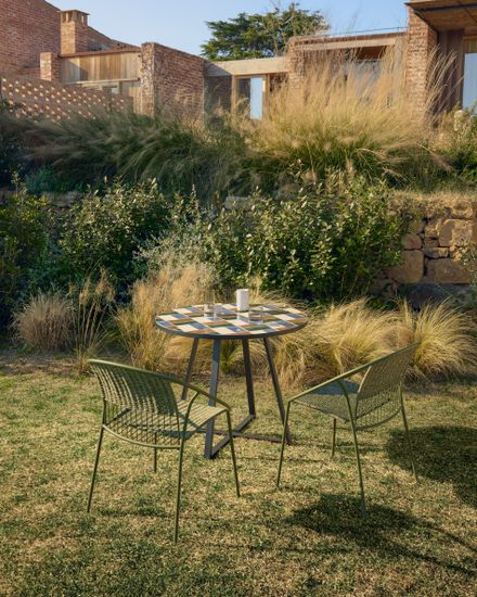 Уличный стол Tella из оцинкованной стали графитового цвета с разноцветной плиткой, диаметр 120 см