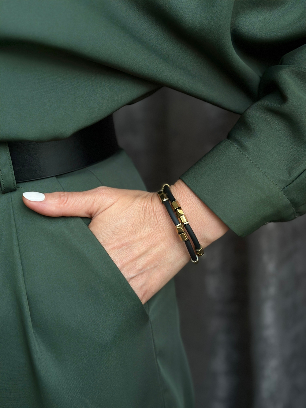 Браслет из каучука и гематита. Оттенки черный и золото. Регулировка длины.