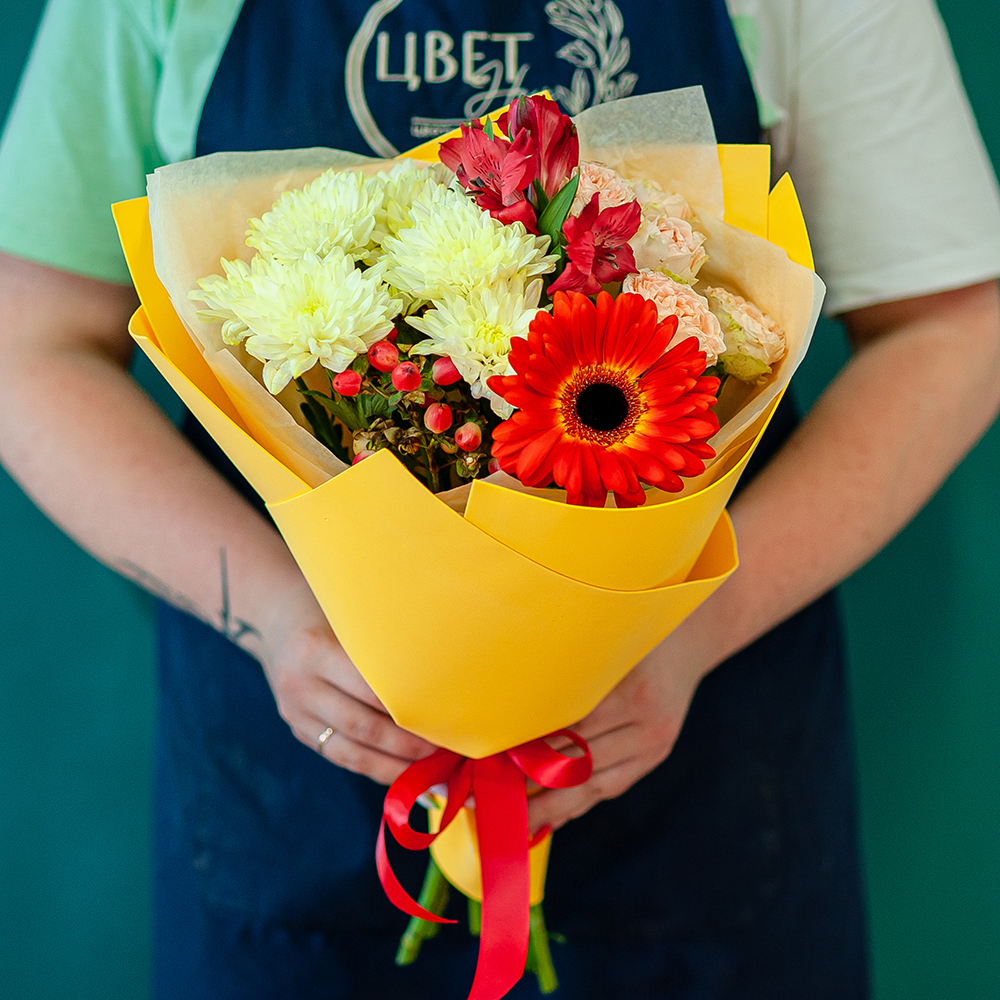 Яркий букет в желтой цветовой гамме с герберами и красными розами
