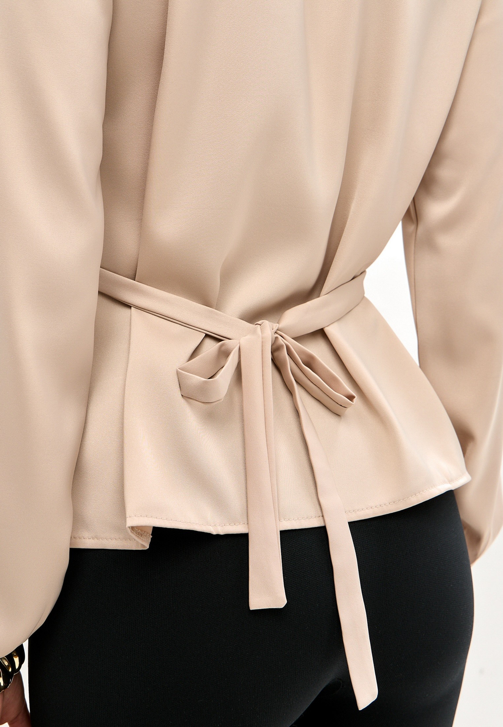 Блузка с завязками