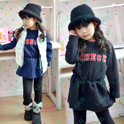 Платье стеганое с резинкой на талии и надписью