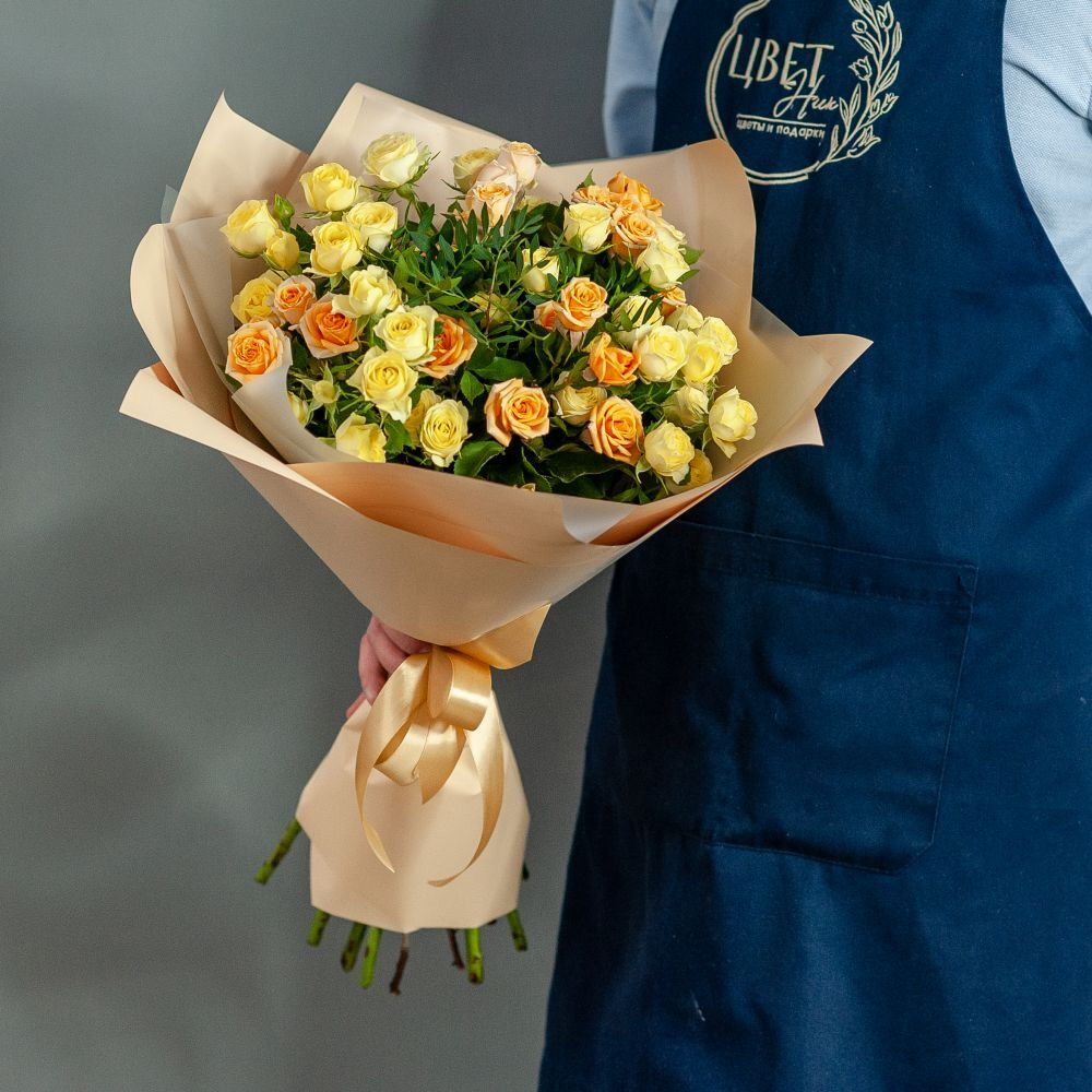 Букет солнечных кустовых роз в оформлении