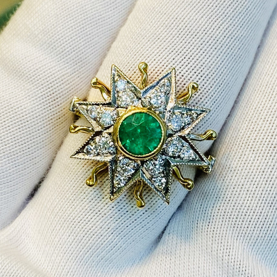 Золотое кольцо с изумрудом и бриллиантами