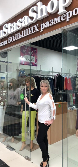 Белый вискозный блузон со стразовым принтом