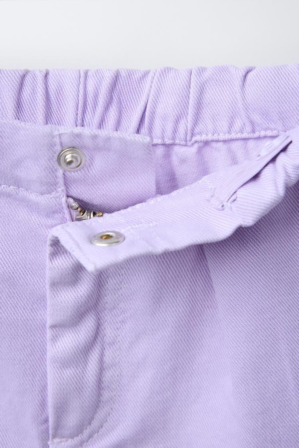 ZARA ДЖИНСОВЫЕ ШОРТЫ С ЗАЩИПАМИ, ФИОЛЕТОВЫЙ