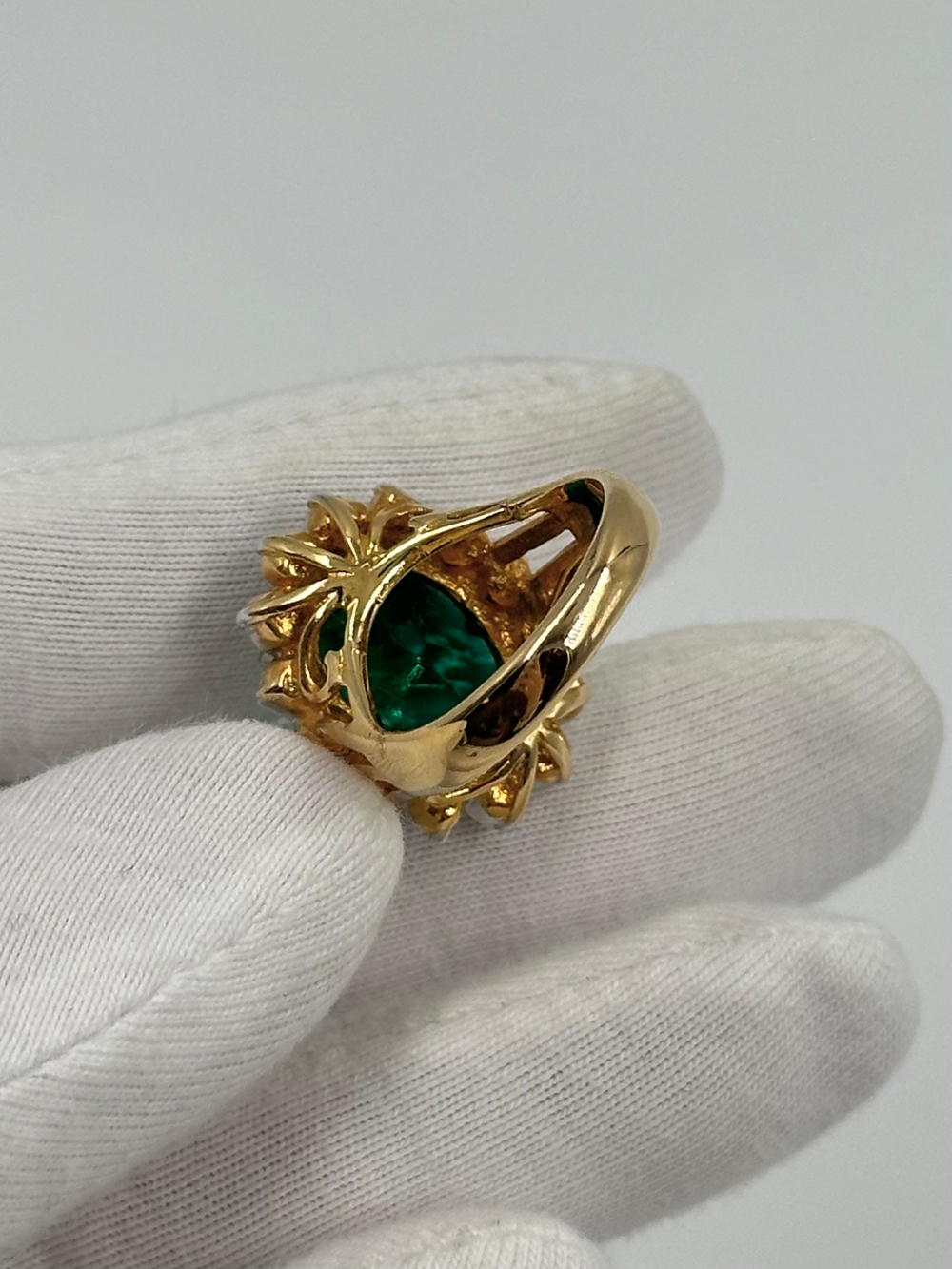 Кольцо с зелёным кристаллом