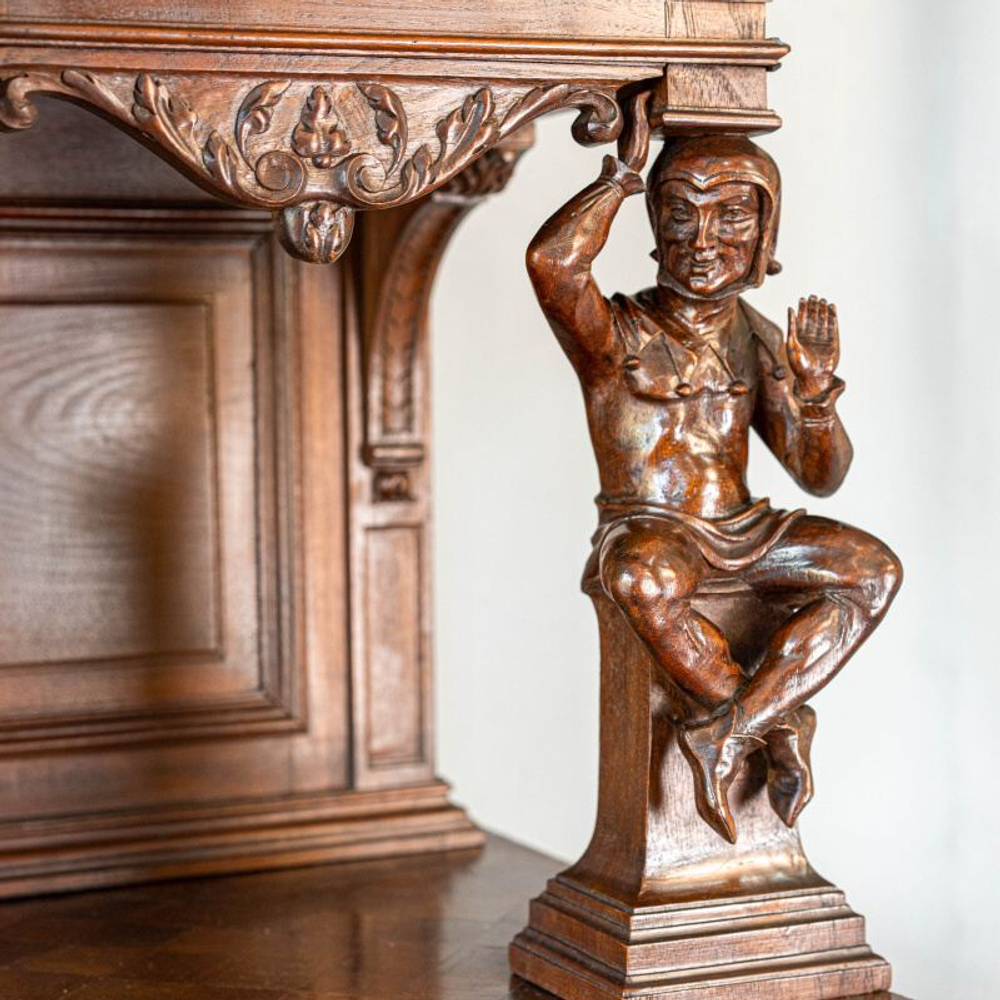 Буфет с рыцарской тематикой в стиле Генриха II