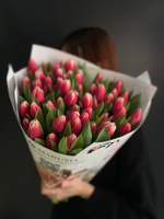 Букет тюльпанов 51шт в цветочной газете.