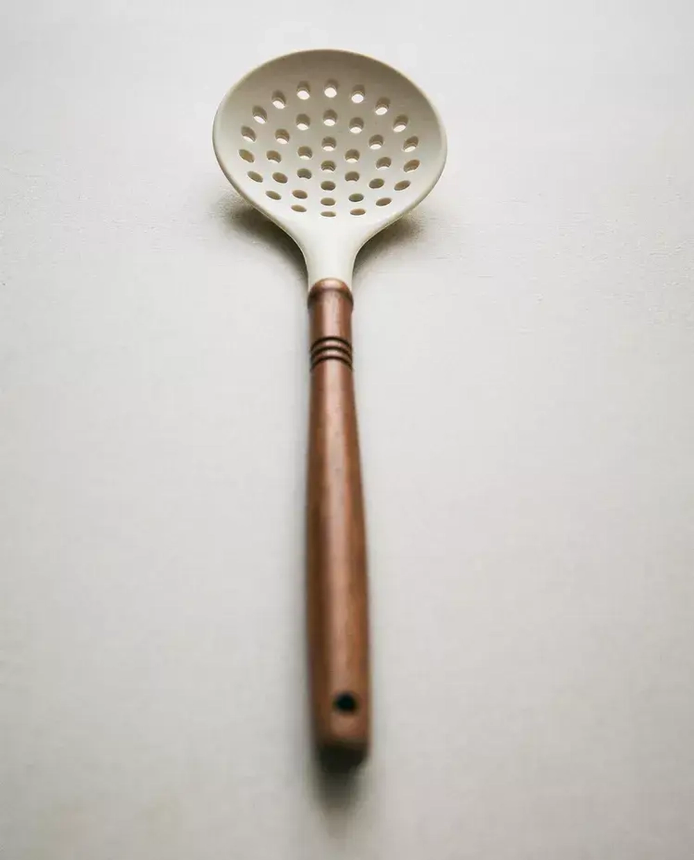 ZARA HOME ШУМОВКА ИЗ ДЕРЕВА И СИЛИКОНА, КРЕМОВЫЙ