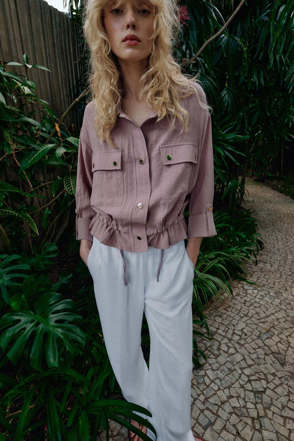 ZARA КОРОТКАЯ КУРТКА С ПОДВЕРНУТЫМИ РУКАВАМИ, ЦВЕТ МАЛЬВЫ