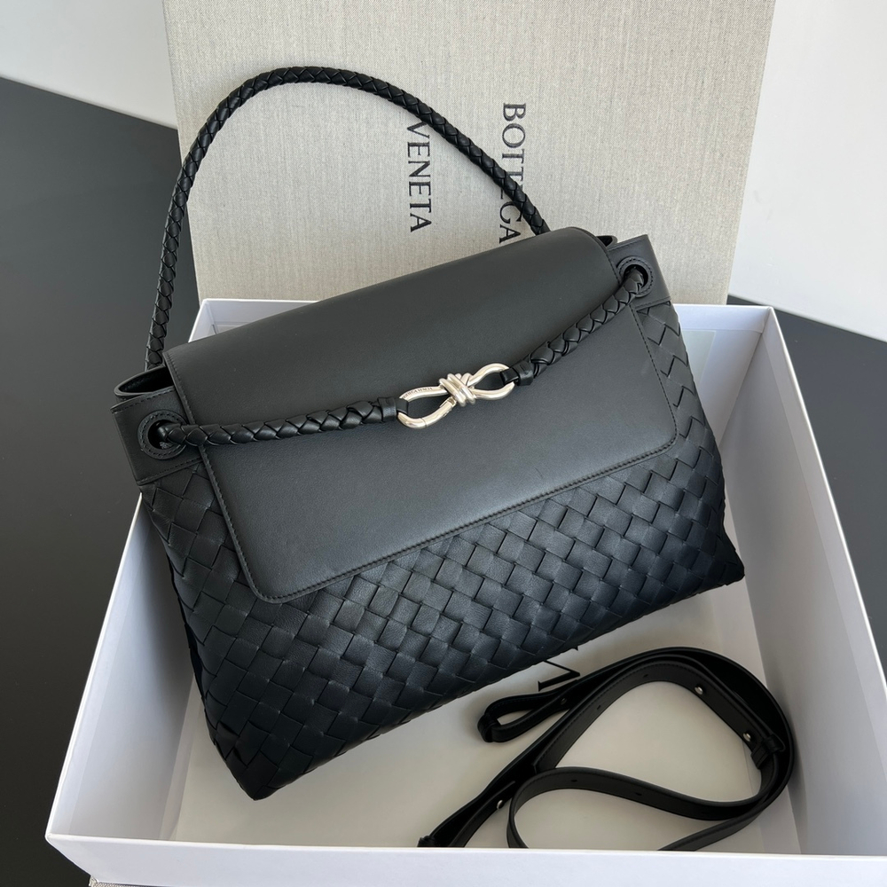 Bottega Veneta Medium Andiamo Messenger 37 cm