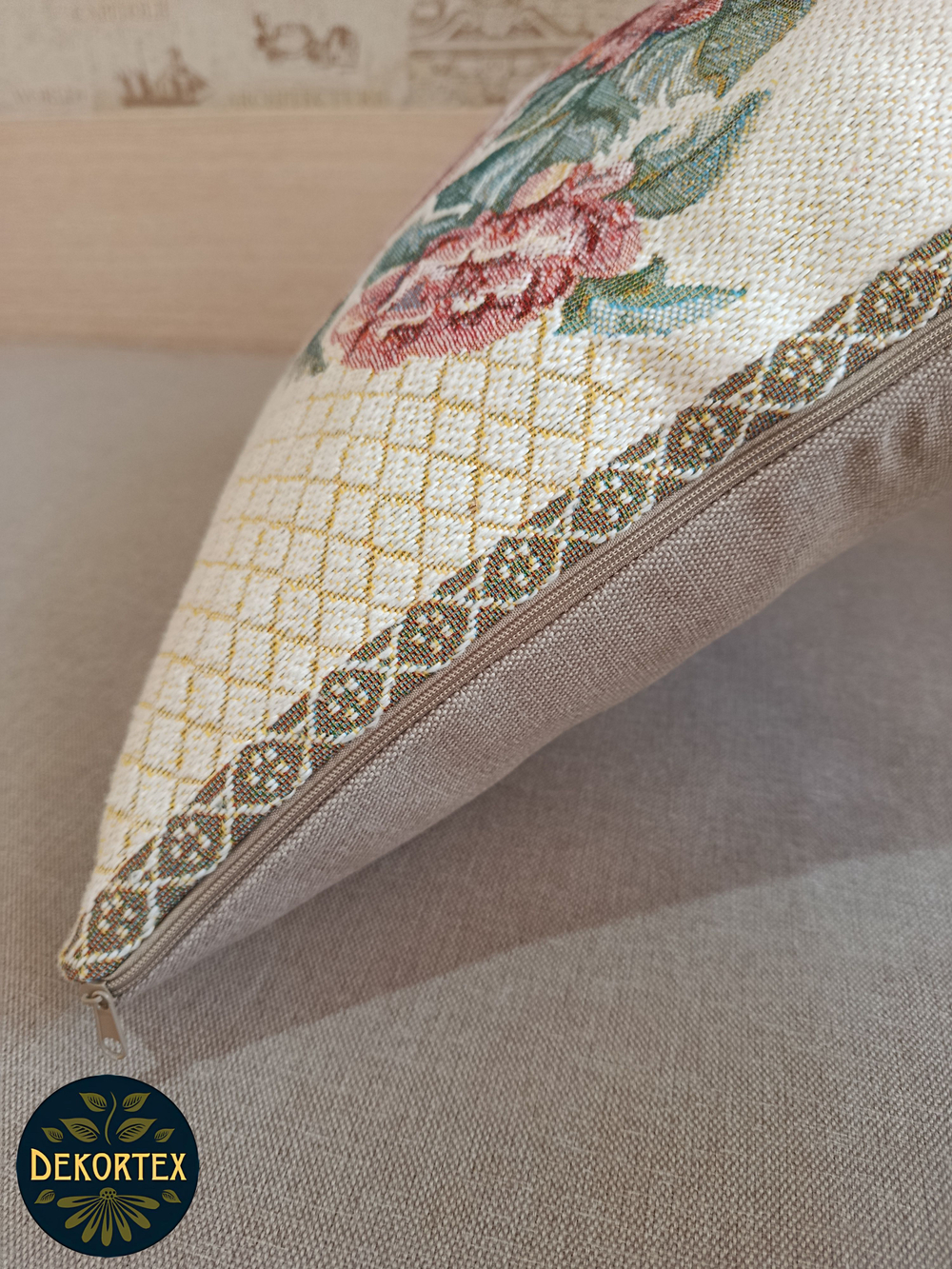 Декоративный гобеленовый чехол Розы белые 47х47