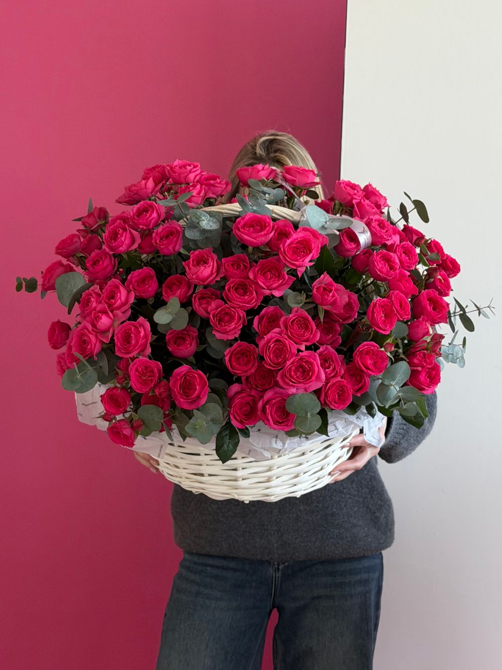 Цветочная корзина из розовых кустовых роз и эвкалипта размер XL