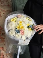 Букет из кустовых пионовидных роз, одноголовой розы, оксипеталума и хризантемы