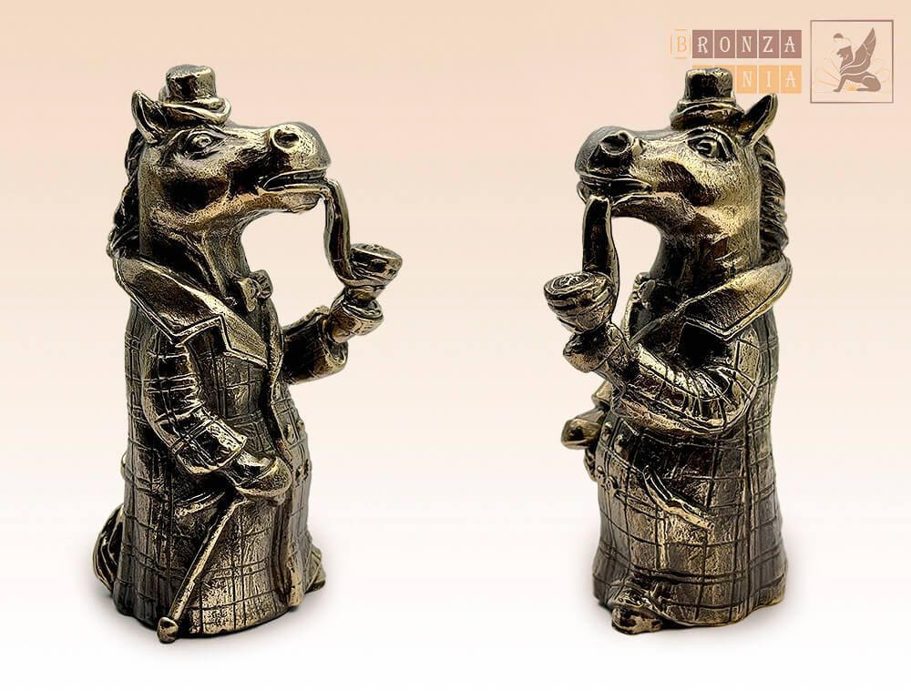 фигурка Конь в пальто с трубкой