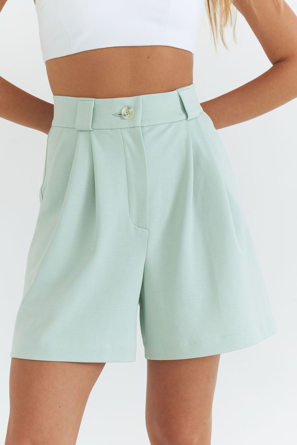 Шорты с защипами мятного цвета