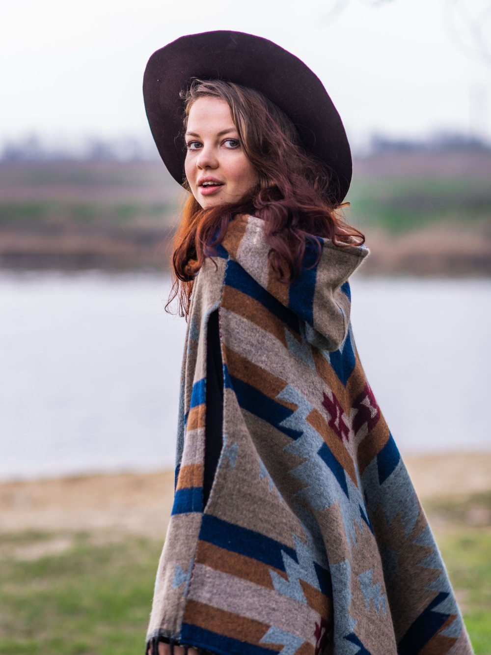 Пончо женское шерстяное с орнаментом