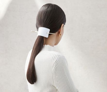 Balmain Hair Couture Белая кожаная заколка с тиснением с позолоченной шпилькой 14 карат