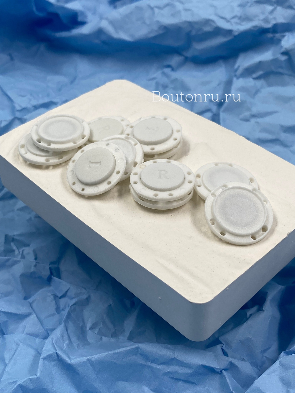 Кнопки магнитные пришивные белые