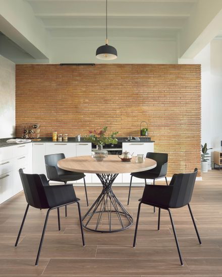 Круглый стол из меламина Niut Ø 120 см с натуральной отделкой и стальными черными ножками