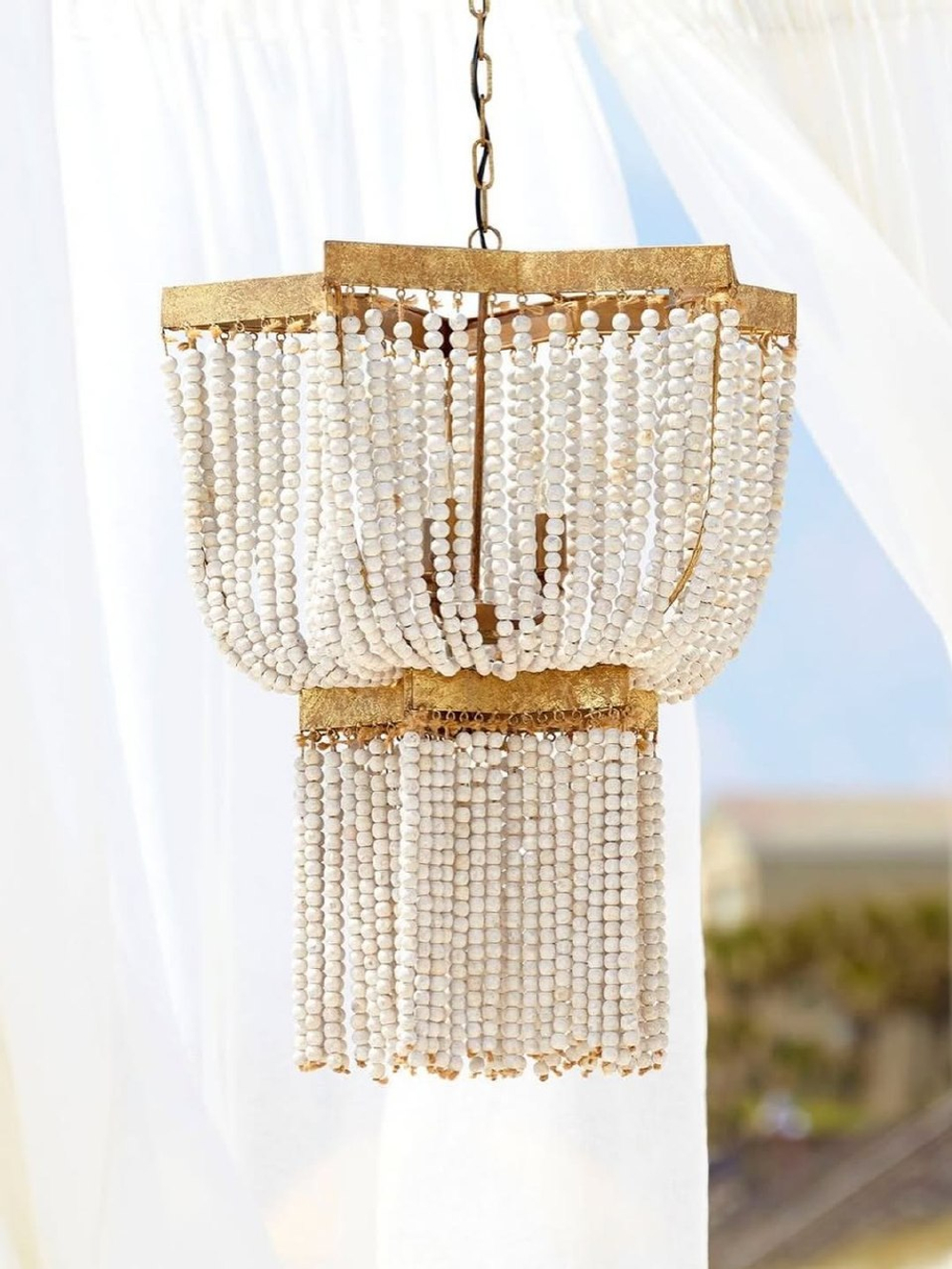 Люстра подвесная из деревянных бусинок