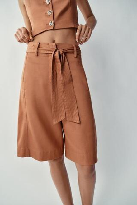 ZARA ДЛИННЫЕ ШОРТЫ С РЕМНЕМ, МЕДНЫЙ