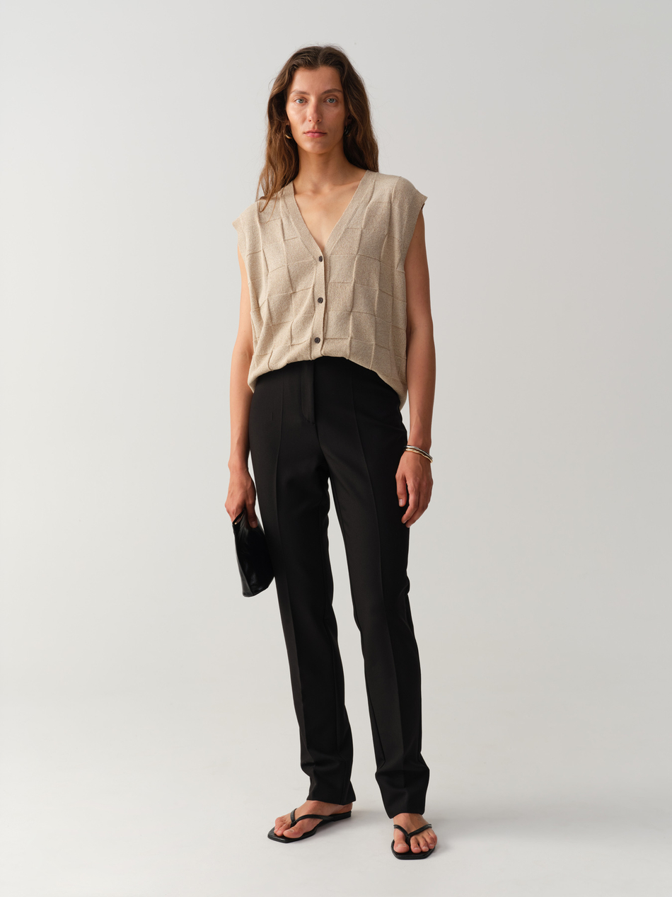 Жилет вязаный