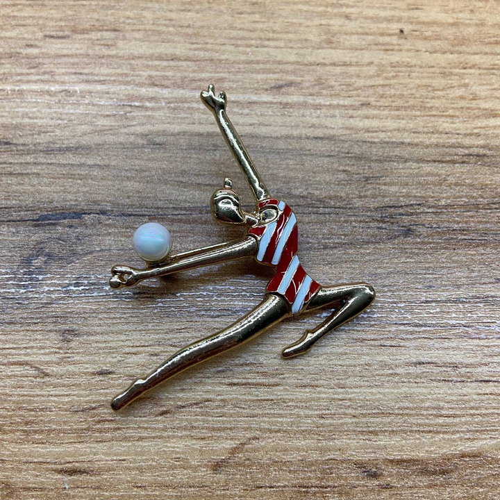 Брошь-кулон Гимнастка с мячом в прыжке эмаль белая красная жемчужинка металл золотисты