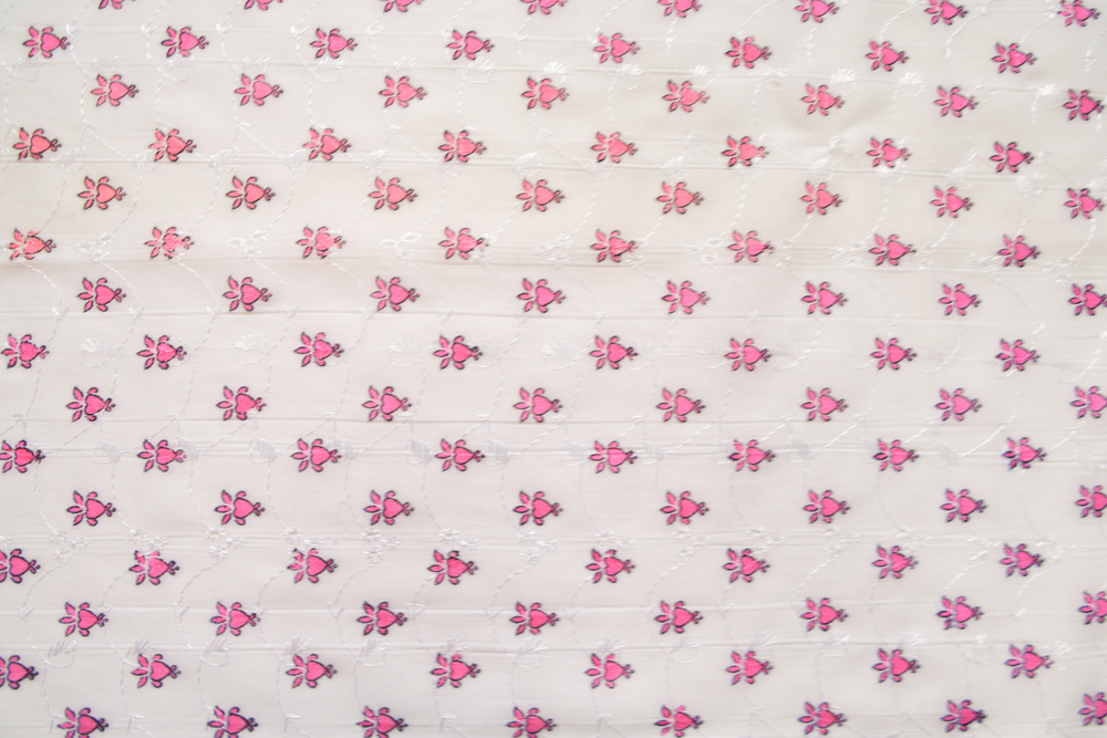 Батист вышивка белый в розовый цветок
