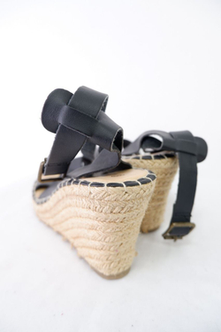 Босоножки 2-Bizzy на танкетке 40 размер