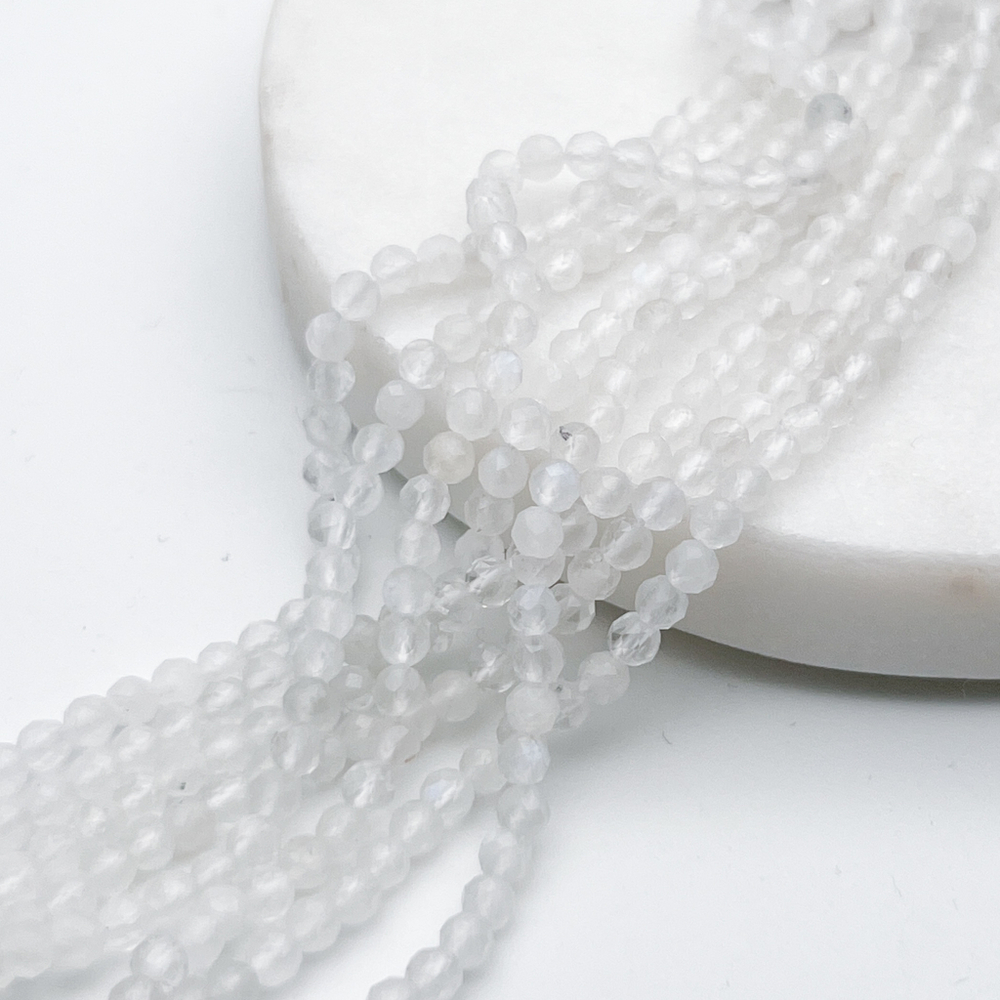 Лунный камень граненый бусины, диаметр около 3,2-3,3 мм, цена за 61-62 шт (1/2 нити)