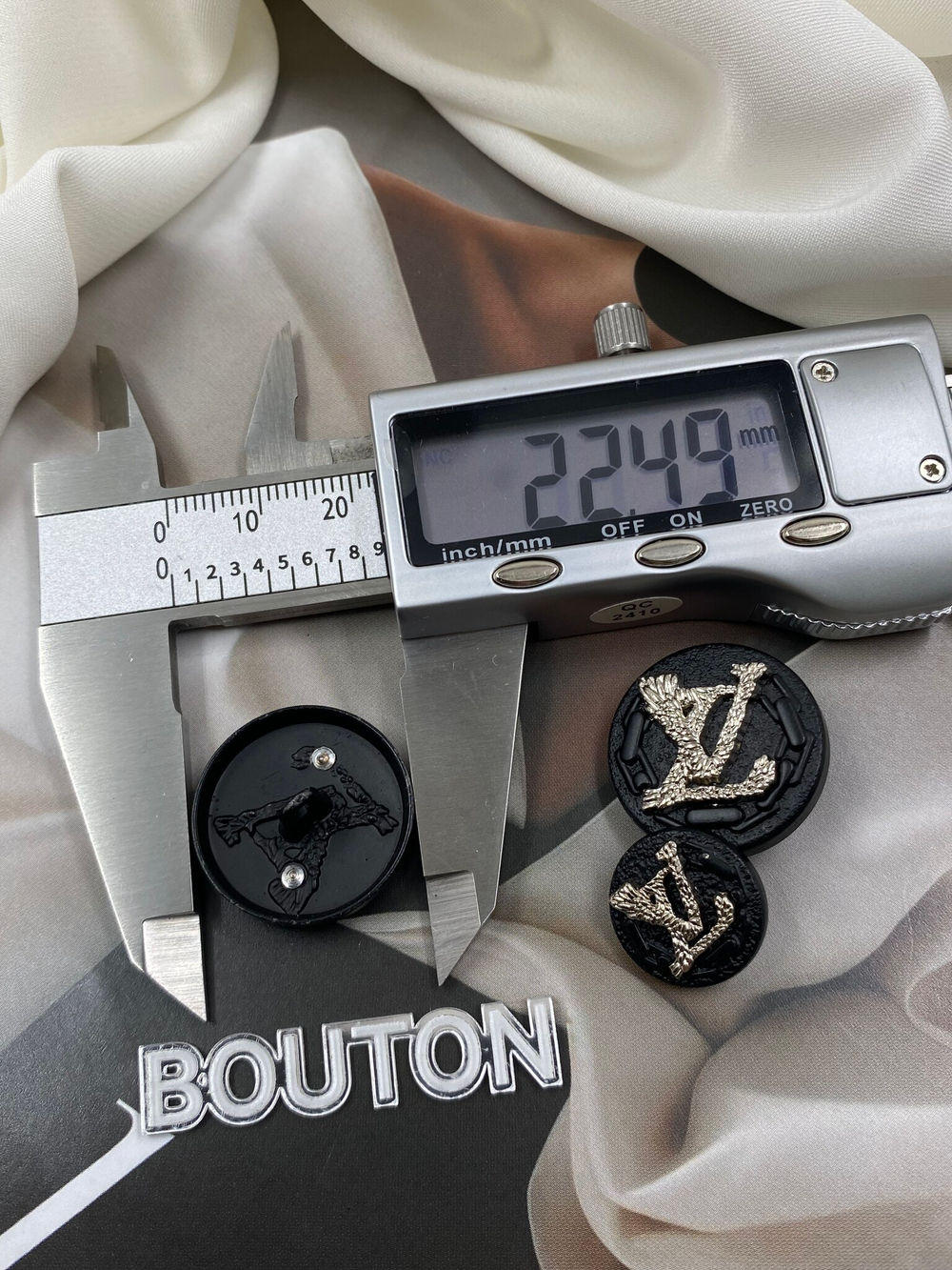 Пуговицы Лв. с металлическим лого и цепью черные рельефные