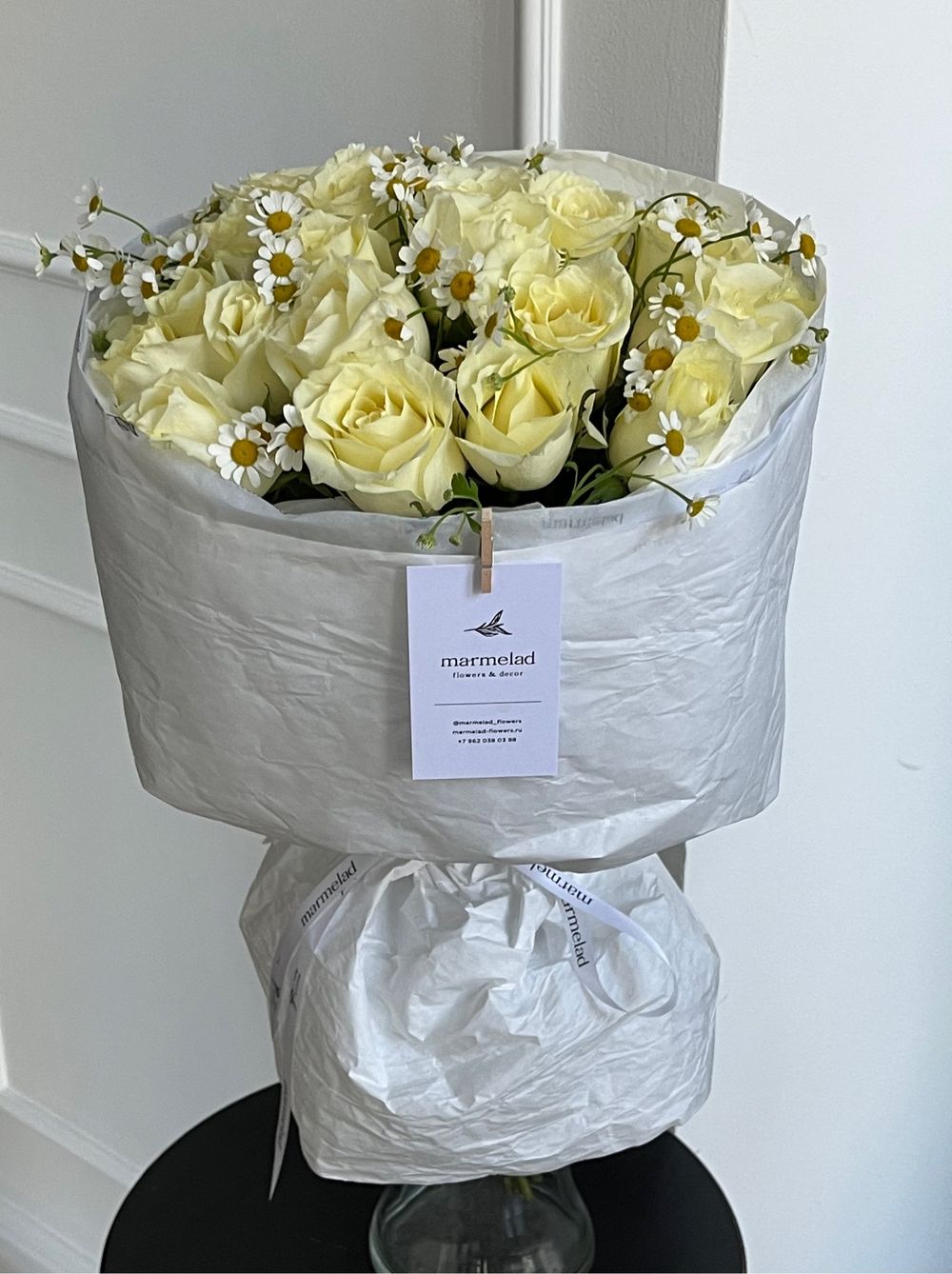 Авторский букет из 25 роз с ромашкой