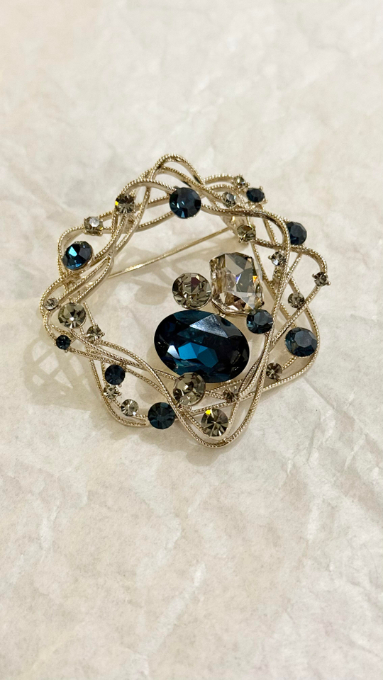 Брошь абстракционные золотистые линии в круг со светло-серыми и синими кристаллами