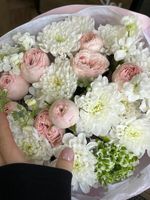 Букет сборный из кустовых пионовидных роз, хризантемы и ранункулюсов