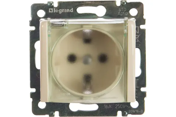 Розетка Legrand Valena с заземлением с крышкой и шторкой IP44 слоновая кость 25713