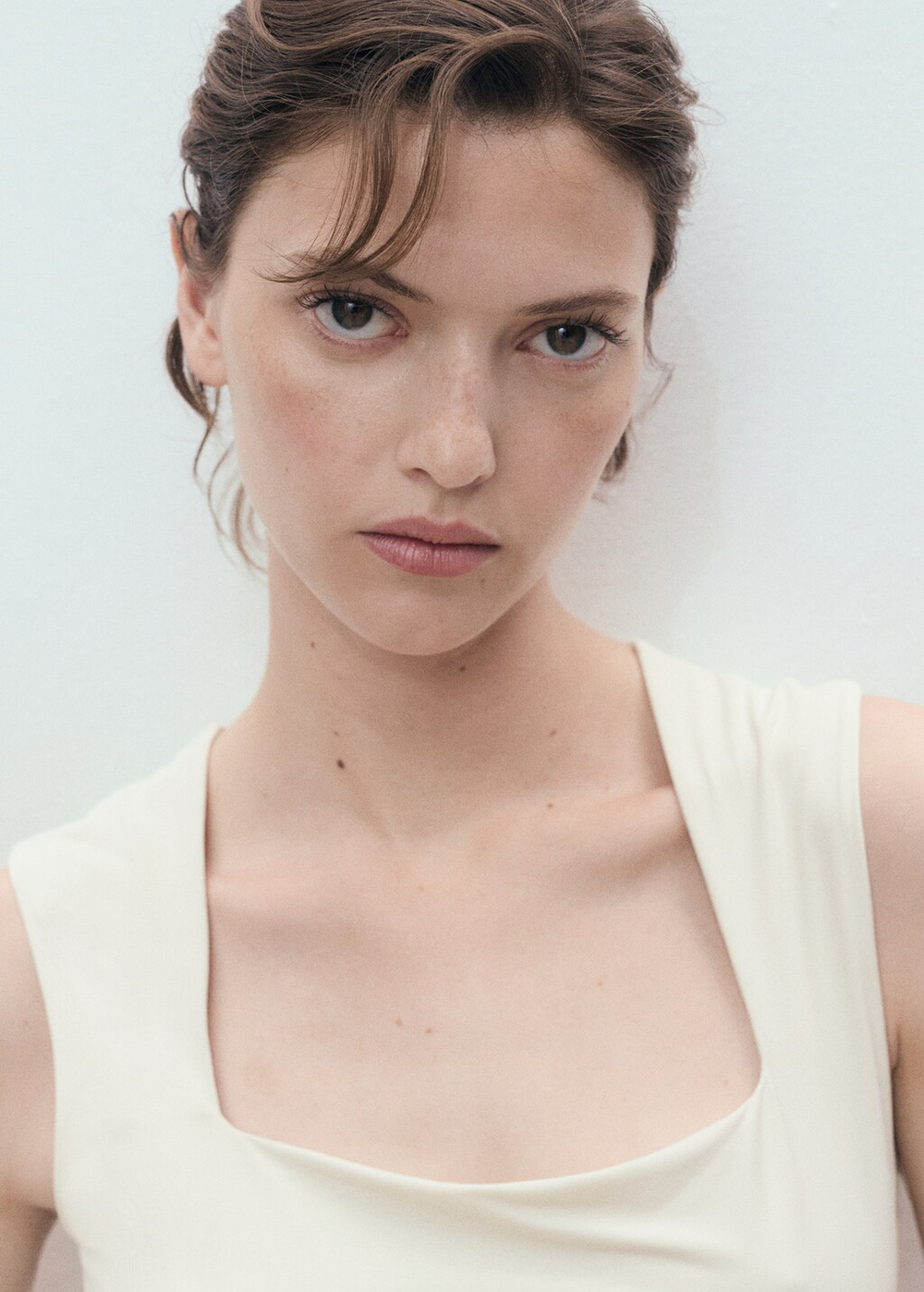 Топ приталенного кроя с широкими бретелями