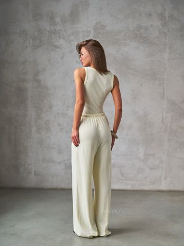 Трикотажный костюм-тройка желтого цвета