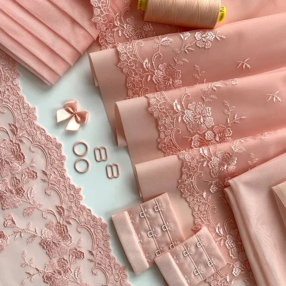 Вышивка на сетке персик (правая) 18 см