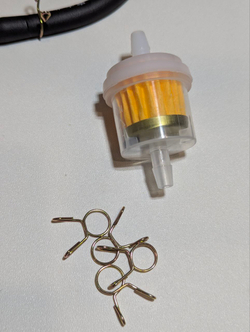 Универсальный топливный фильтр со шлангами и хомутами. Подходит для мопедов, скутеров, питбайков, квадроциклов и садовой техники.