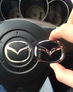 Эмблема на руль Mazda черная / шильдик на руль Мазда черная 59 мм