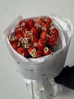 Букет из оранжевых тюльпанов и ромашки