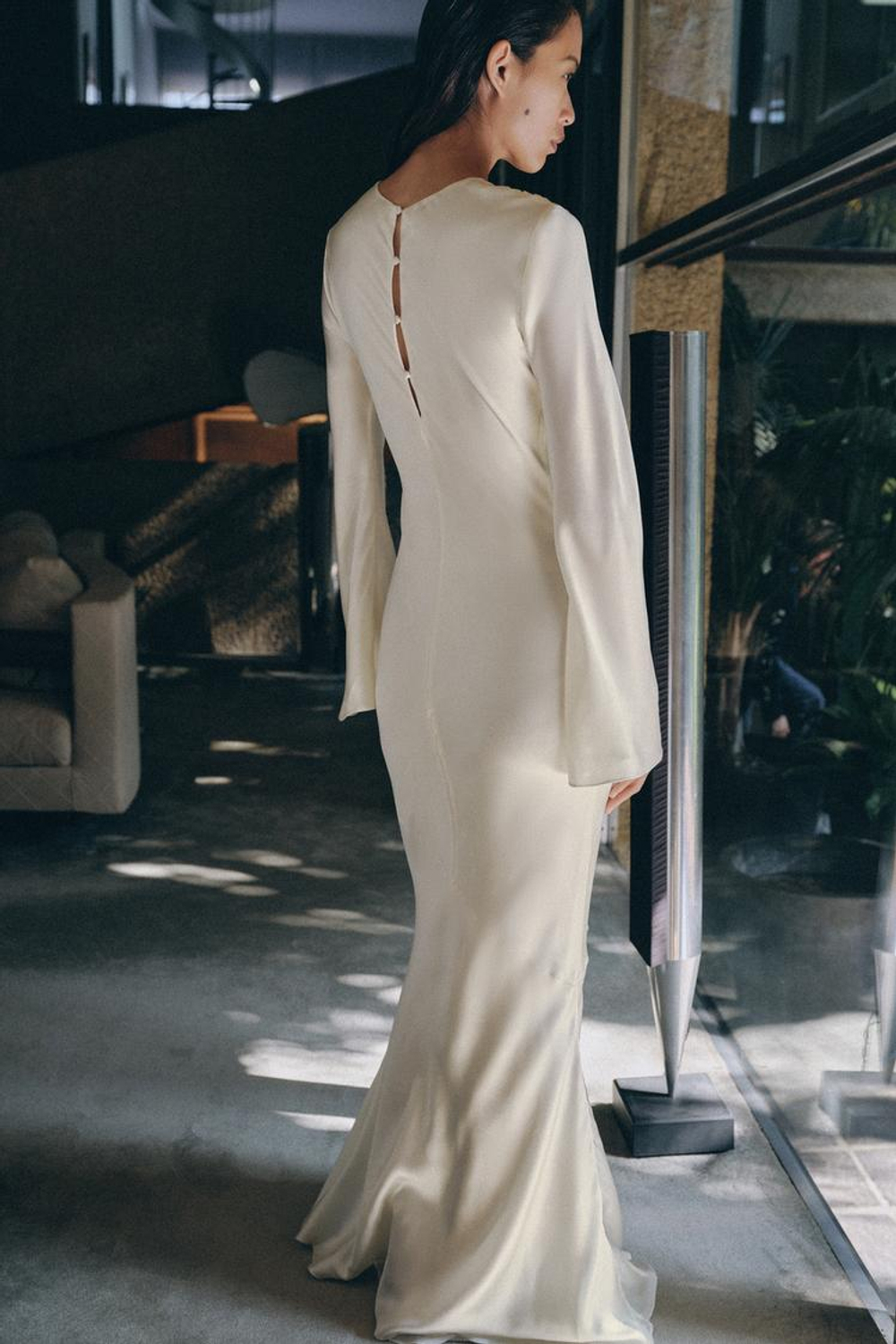 ZARA ПЛАТЬЕ ИЗ 100% ШЕЛКА СО СБОРКАМИ, ЖЕЛТОВАТО-БЕЛЫЙ