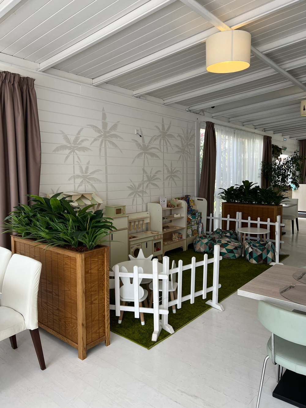 Озеленение искусственными растениями отеля « Бридж Резорт» г.Сочи