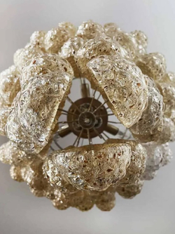 Эффектная люстра с каскадом фактурных стеклянных подвесок ✨