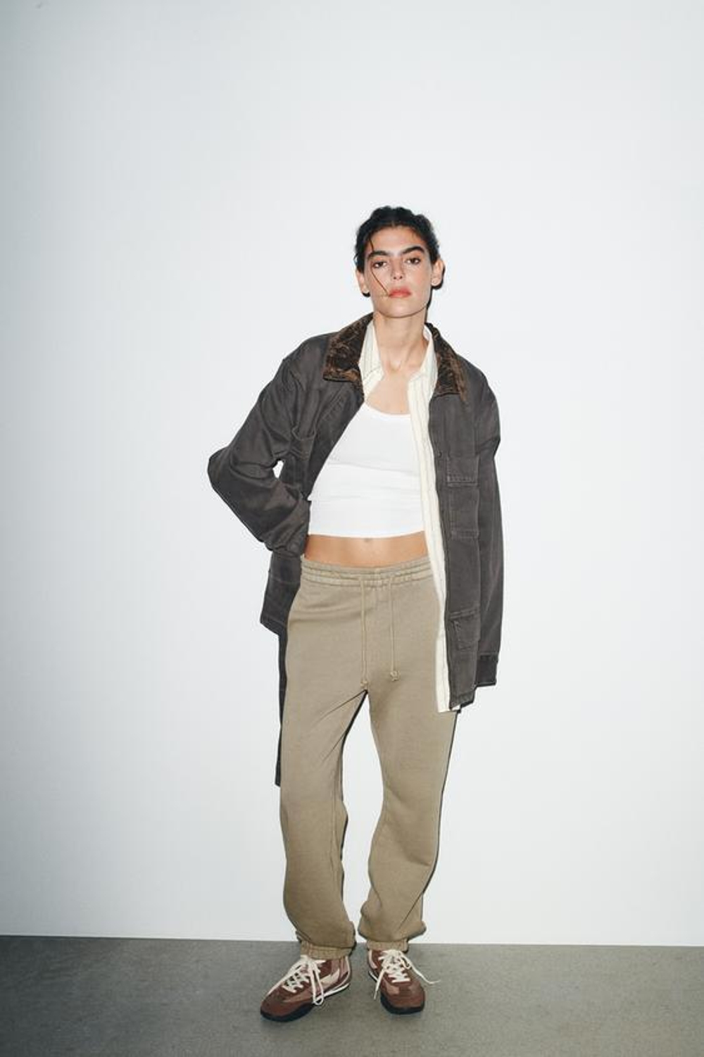 ZARA ДЖОГГЕРЫ ИЗ МЯГКОЙ ТКАНИ С ЭФФЕКТОМ ПОТЕРТОСТИ, КАМЕННЫЙ