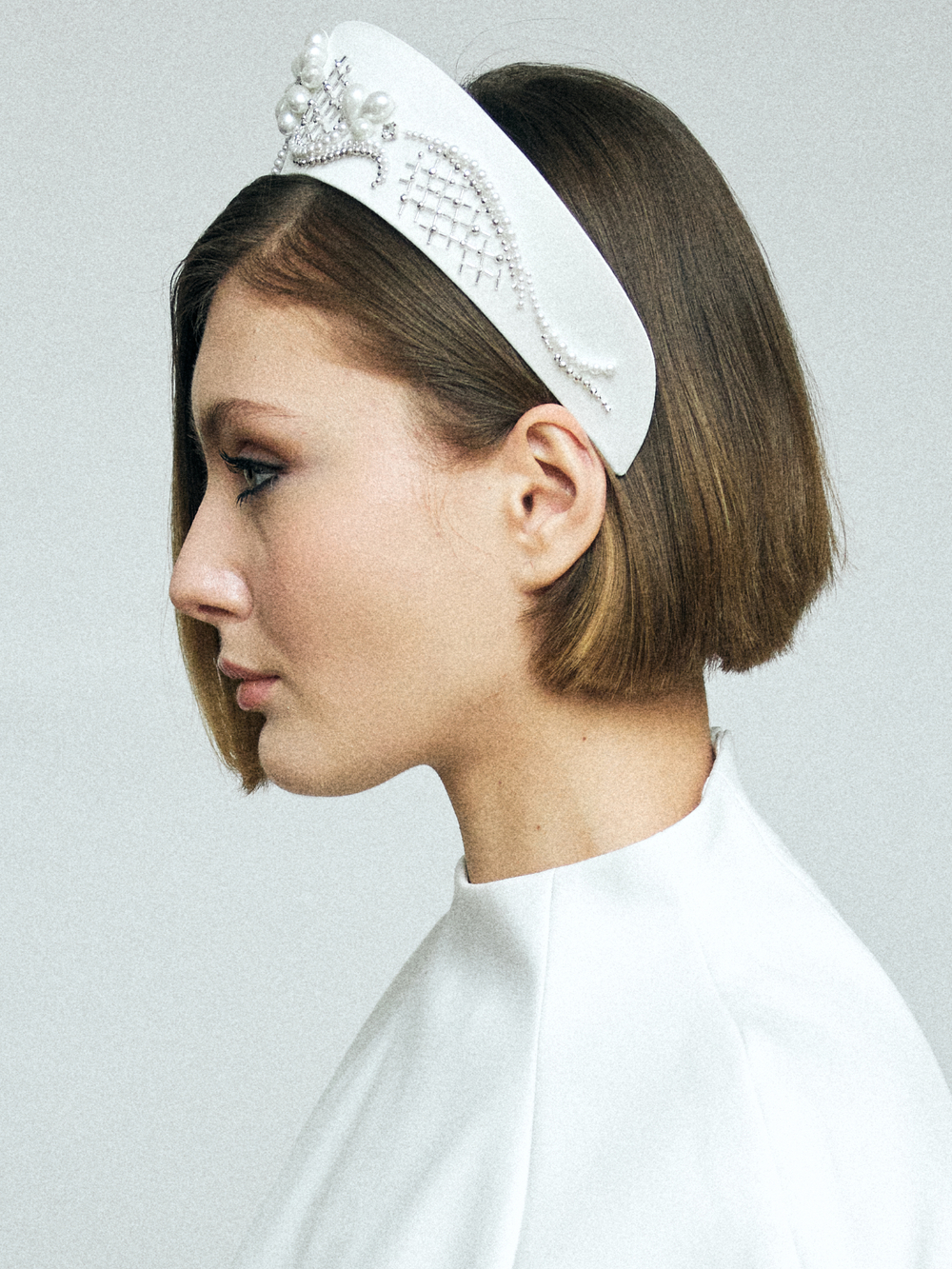 Кокошник M с жемчугом и серебристой сеткой