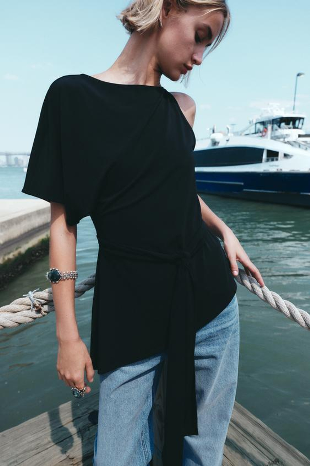 ZARA ТОП АСИММЕТРИЧНОГО КРОЯ С ПОЯСОМ, ЧЕРНЫЙ