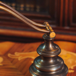 Антикварная настольная лампа с регулируемым кронштейном