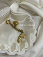 Подвеска золотистая на карабине "Морской конёк и ракушка"